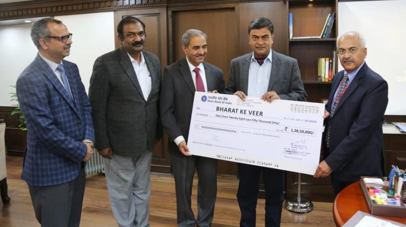 D. K. Sharma, Chairman, BBMB presenting a cheque to Raj Kumar Singh, Hon'ble Minister of State for Power D. K. Sharma, Chairman, BBMB presenting a cheque to Raj Kumar Singh, Hon'ble Minister of State for Power