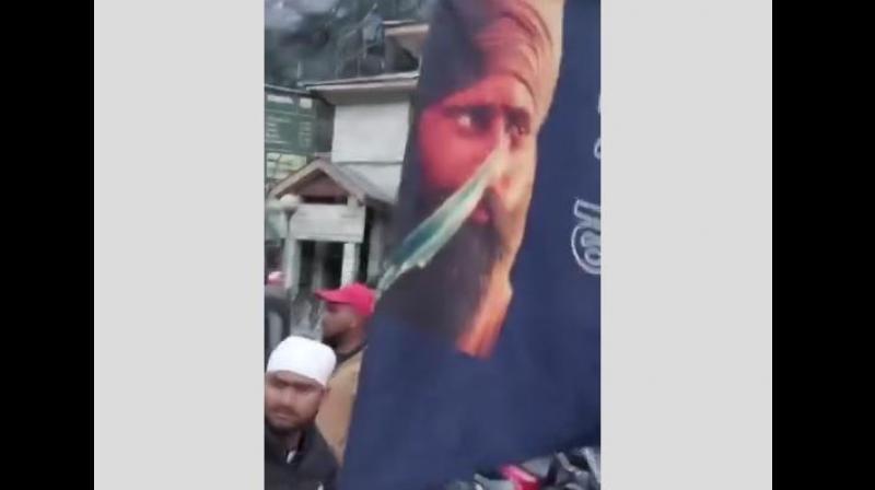 Tension in Manali After Youth Displays Bhindranwale Flag on Bike, Locals Force Removal Tension in Manali After Youth Displays Bhindranwale Flag on Bike, Locals Force Removal