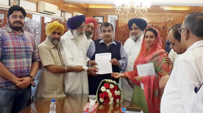 Nitin Gadkari assures Sukhbir Badal Nitin Gadkari assures Sukhbir Badal
