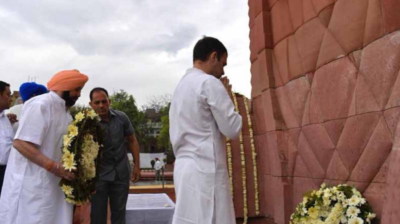 Rahul Gandhi, Capt Amarinder Singh Pay Floral Tributes Rahul Gandhi, Capt Amarinder Singh Pay Floral Tributes