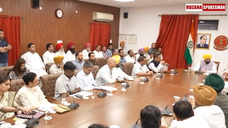 Punjab CM Bhagwant Mann Meets Adhatiyas, Promises to Address Their Concerns Punjab CM Bhagwant Mann Meets Adhatiyas, Promises to Address Their Concerns