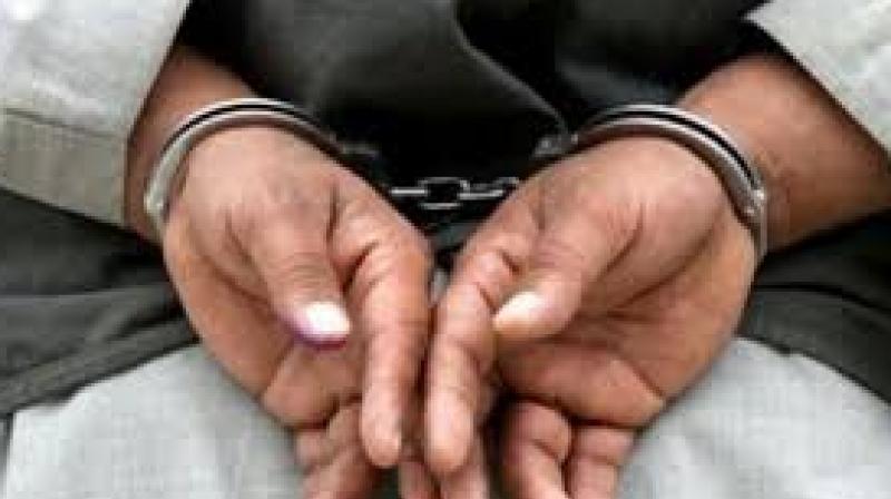 2 persons held with heroin 2 persons held with heroin