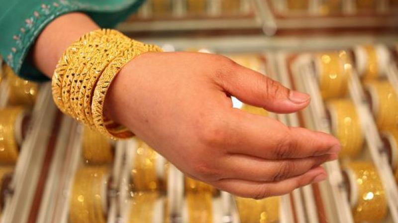 Gold fell by Rs 25 Gold fell by Rs 25