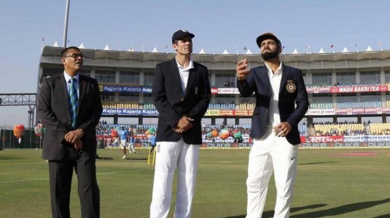 England opt to bat after winning toss