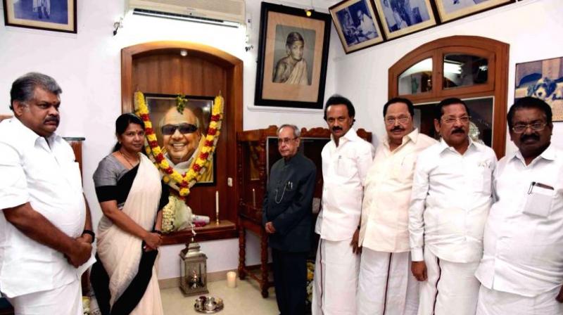 Pranab Mukherjee paid floral tributes to late DMK patriarch M Karunanidhi Pranab Mukherjee paid floral tributes to late DMK patriarch M Karunanidhi
