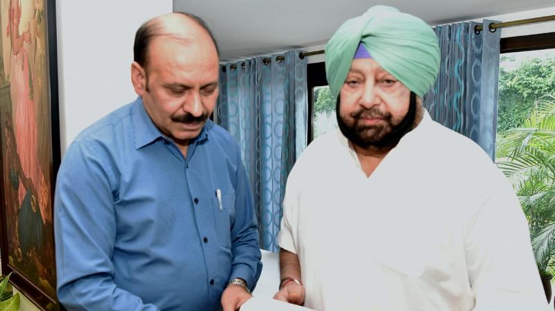 Punjab Vigilance Bureau Hands Over Day’s Salary To Cm For Flood-Hit Kerala