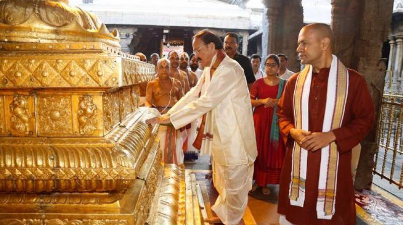 Vice prez, TN CM visit Tirumala temple