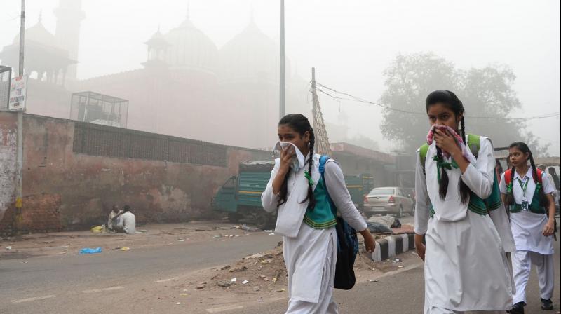 Delhi continues to choke with very poor air quality