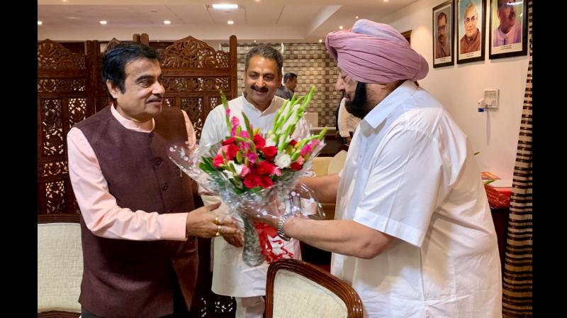 CAPT AMARINDER MEETS GADKARI