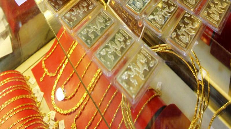 Gold prices dip