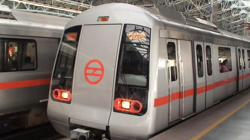 Commuter jumps on Delhi Metro tracks on Red Line Commuter jumps on Delhi Metro tracks on Red Line