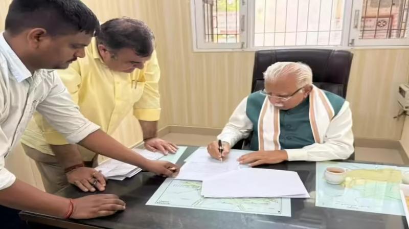Union Minister Manohar Lal Khattar Sells Ancestral Land in Rohtak; Money to Be Donated to PM's Relief Fund Union Minister Manohar Lal Khattar Sells Ancestral Land in Rohtak; Money to Be Donated to PM's Relief Fund