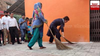 Congress general secretary Priyanka Gandhi sweeps a Dalit slum in Indira Nagar, Lucknow