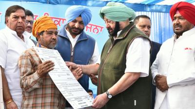 Captain Amarinder Singh giving away the Eligibility Certificates to beneficiaries 