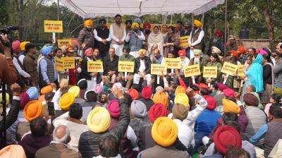 AAP's major protest with band-baja outside Partap Singh Bajwa's residence against Congress for mocking Dalits & working class