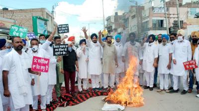 YAD burns effigies of Dharamsot
