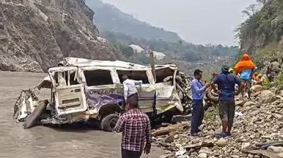 Uttarakhand Tragic Accident: Tempo Falls into Alaknanda River; One Dead, Seven Injured, Rescue Operations UnderwayUttarakhand Tragic Accident: Tempo Falls into Alaknanda River; One Dead, Seven Injured, Rescue Operations Underway (Image Courtesy: the Mint)