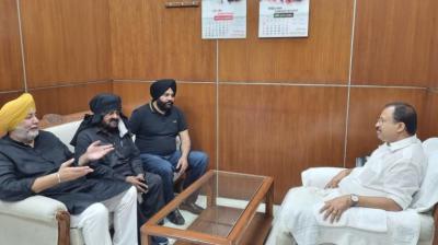 Congress leaders Jasbir Singh Gill & Gurjeet Aujla meets Foreign Minister V Muraleedharan