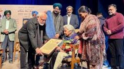 Over a career lasting more than 60 years, she has delivered iconic performances in stage productions such as Kanak Di Balli, Loha Kut, and Diva Bale Saari Raat. File Photo.