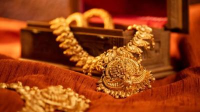 Steep Decline in Gold Price Today, Silver Slightly Falls