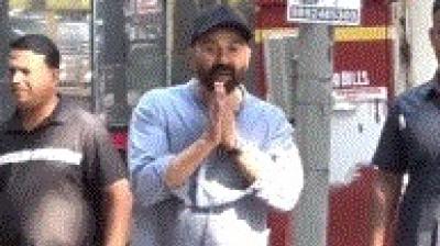 'Sharam nahi aati': Sunny Deol lashes out at media outside his home