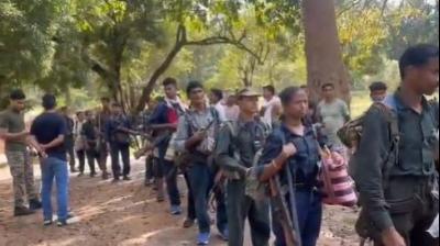 21 Maoist Cadres Voluntarily Join Mainstream In Chhattisgarh; Hand Over Weapons 21 Maoist Cadres Voluntarily Join Mainstream In Chhattisgarh; Hand Over Weapons