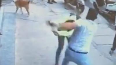 In an Unexpected Development in Bengaluru Assault Case, New Video Shows IAF Officer Beating Attacker