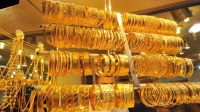 Gold extends losses on global cues, low demand