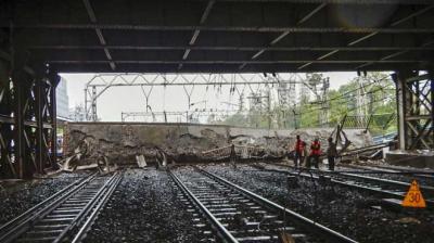 Footover bridge collapses in Andheri