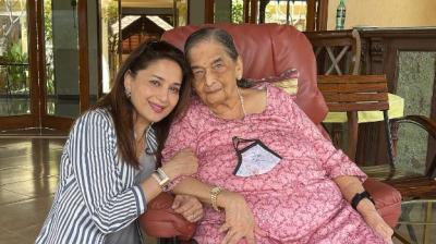 Madhuri Dixit With her Mother Snehlata Dixit Madhuri Dixit With her Mother Snehlata Dixit