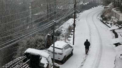 J&K: Heavy snowfall brings traffic to a standstill; National Highway, NH-44 blocked (Representative Image)