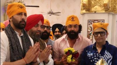 Ranbir Kapoor & Bobby Deol at Gurdwara Bangla Sahib in Delhi 