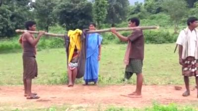 Pregnant woman carried in makeshift stretcher for 7 km