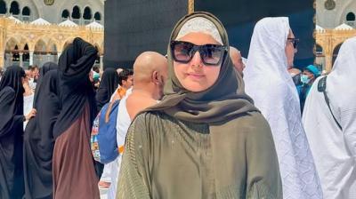 Hina Khan, Battling Cancer, Undertakes Umrah