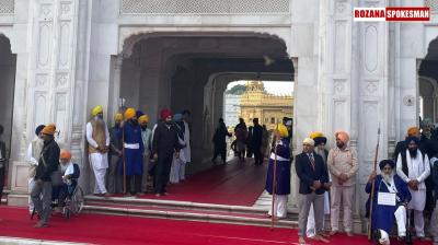 Sukhbir Badal and Sukhdev Dhindsa Begin Sentences as Guards at Sri Darbar Sahib Sukhbir Badal and Sukhdev Dhindsa Begin Sentences as Guards at Sri Darbar Sahib