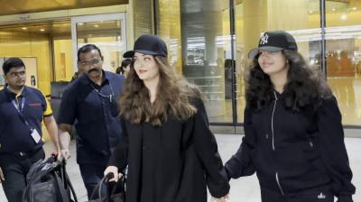 Abishek Bachchan and Aishwarya Rai Bachchan spotted at Mumbai Airport with Aaradhya