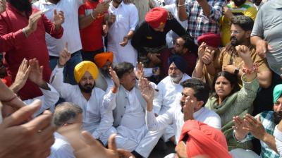 AAP MLAs, Ministers Stages Protest in Support of Delhi CM 