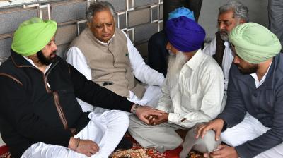 Captain Amarinder Singh sharing condolences with Darshan Singh, the father of Martyr Kulwinder Singh Captain Amarinder Singh sharing condolences with Darshan Singh, the father of Martyr Kulwinder Singh