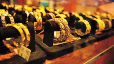 Gold maintains uptrend on jewelers buying