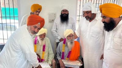 Chetan Singh Jauramajra with freedom fighters