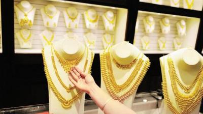 Gold rises on jewelers' buying