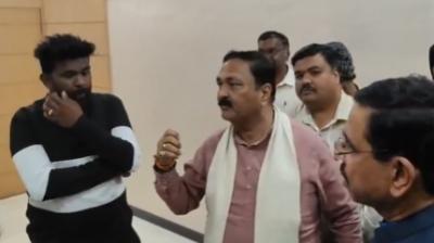 Karnataka News: BJP worker allegedly disrobed; Union Minsiter meets family