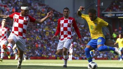 Brazil's neymar right,battles for the ball
