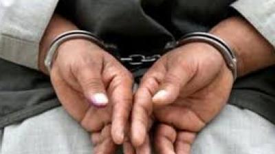 2 persons held with heroin