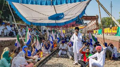 Farmers block railway tracks for 4 hours Farmers block railway tracks for 4 hours