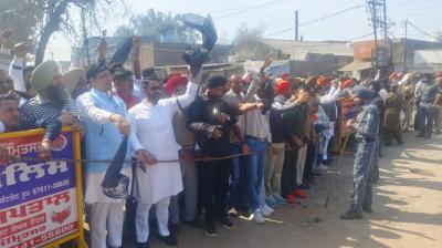 AAP Leaders Show Black Flags to Haryana CM Nayab Singh Saini in Amritsar File Photo.