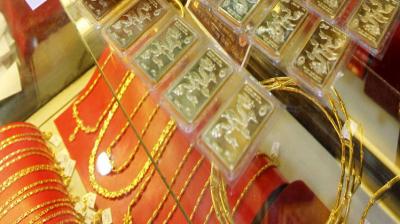 Gold prices dip