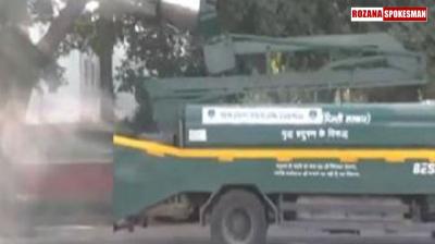 Delhi Air Pollution: PWD Sprinkles Water to Combat Rising Pollution as Smog Engulfs City