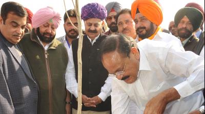 Vice President M. Venkaiah Naidu planting a sapling at village Kothe Khushalpur