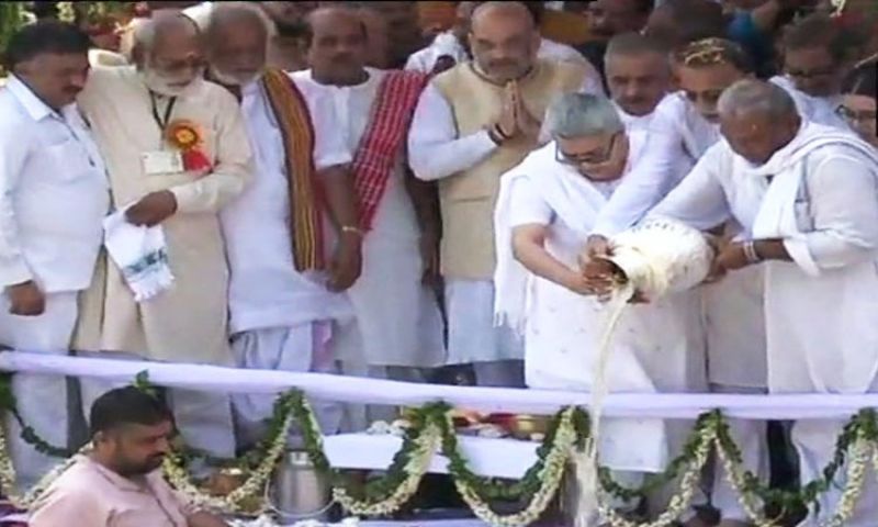 Ashes was emptied into the river amid chanting of Vedic hymns